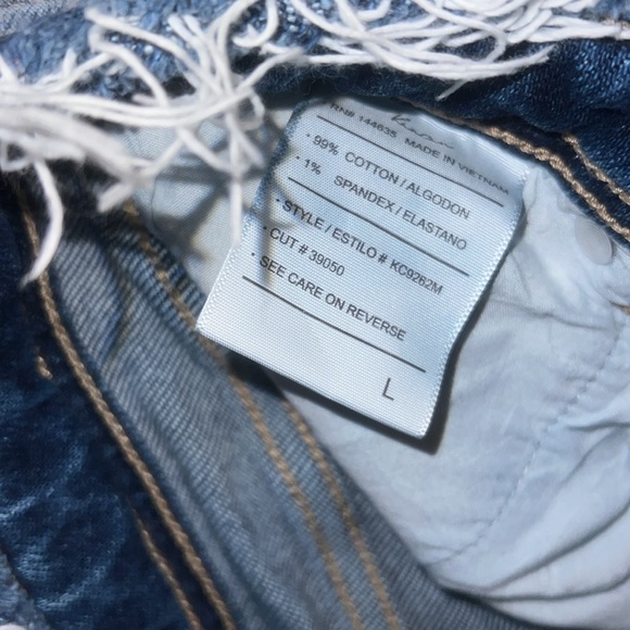 Distressed KanCan jean shorts - Picture 3 of 4